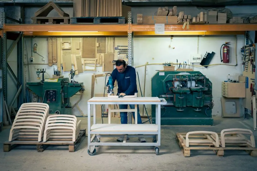 Anesis: Η εταιρεία επίπλων από τη Θεσσαλονίκη που… έντυσε τα γραφεία του Netflix στο Λος Άντζελες